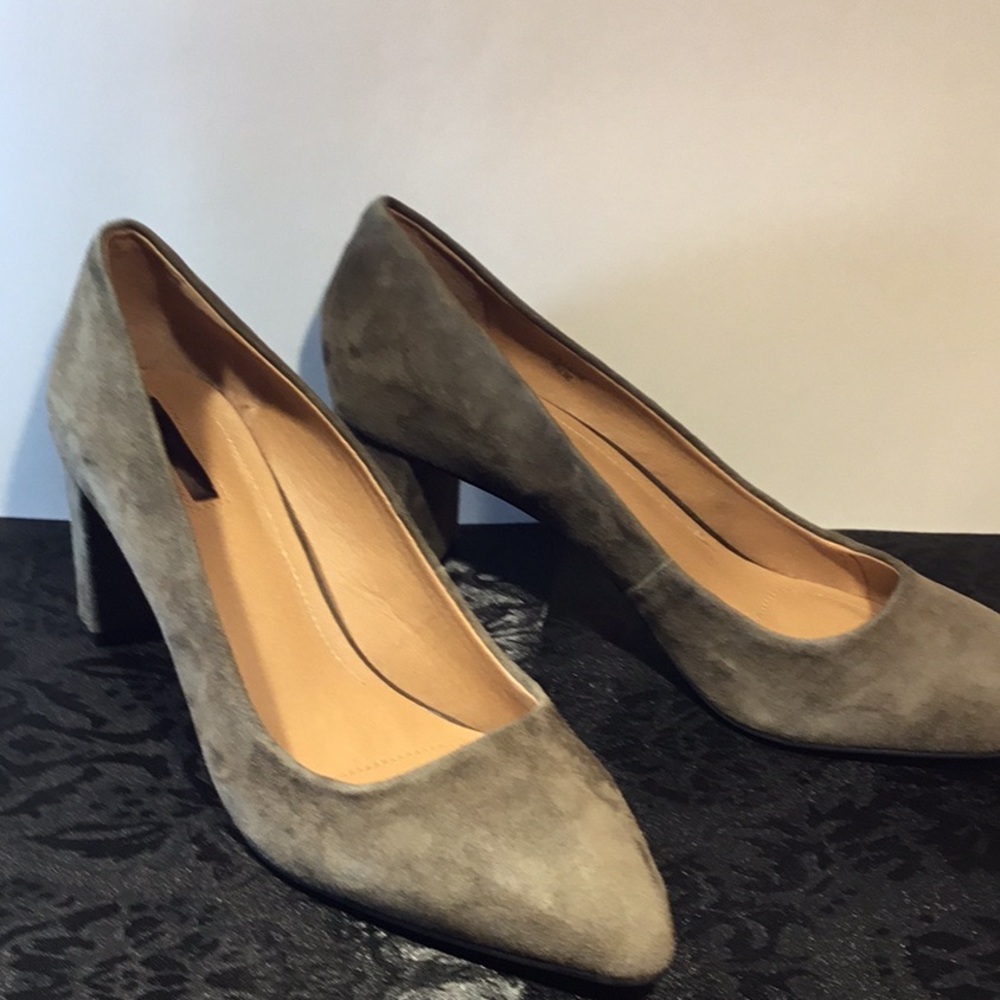 Tahari Green Heels Elegant and Stylish